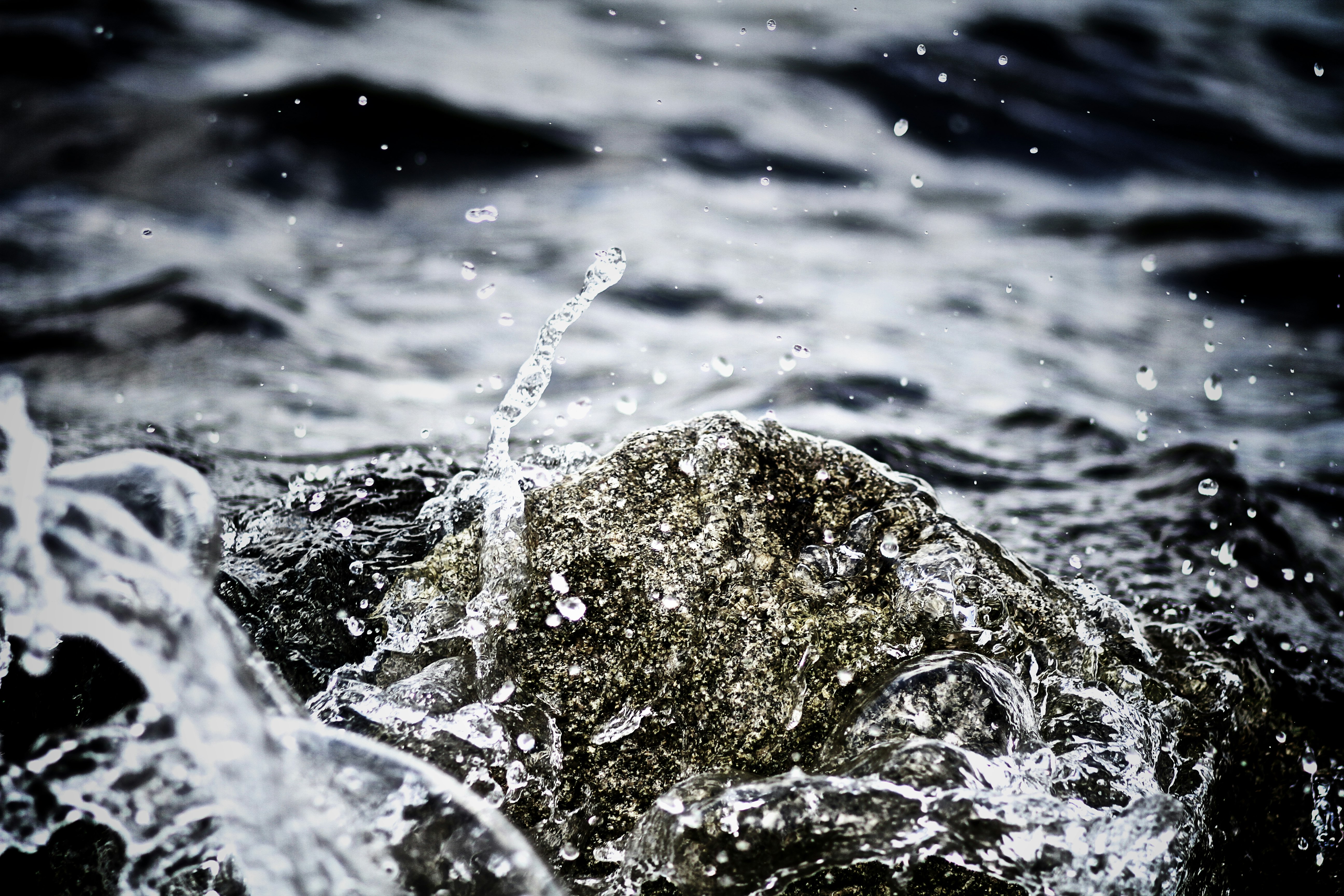 sea waves during daytime